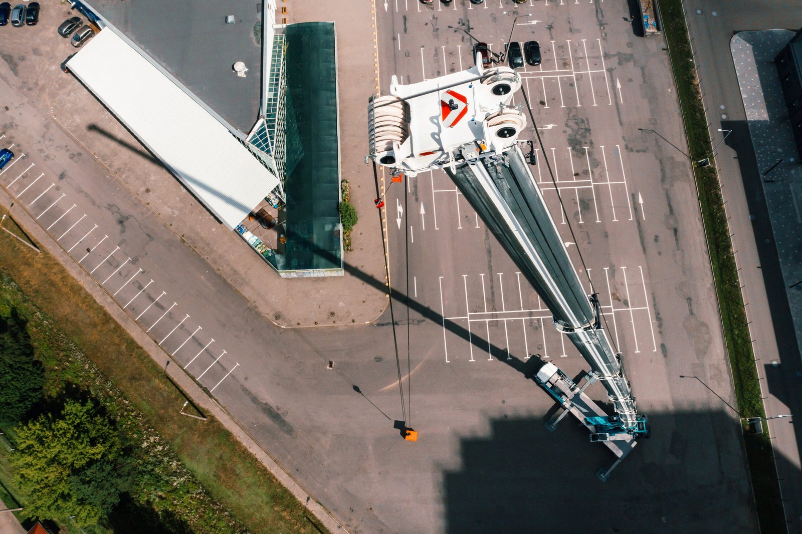 view from the height of the car of a heavy crane w 2026 01 09 07 08 04 utc scaled