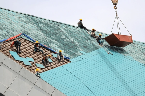 Crane hire for roof installation Berwick